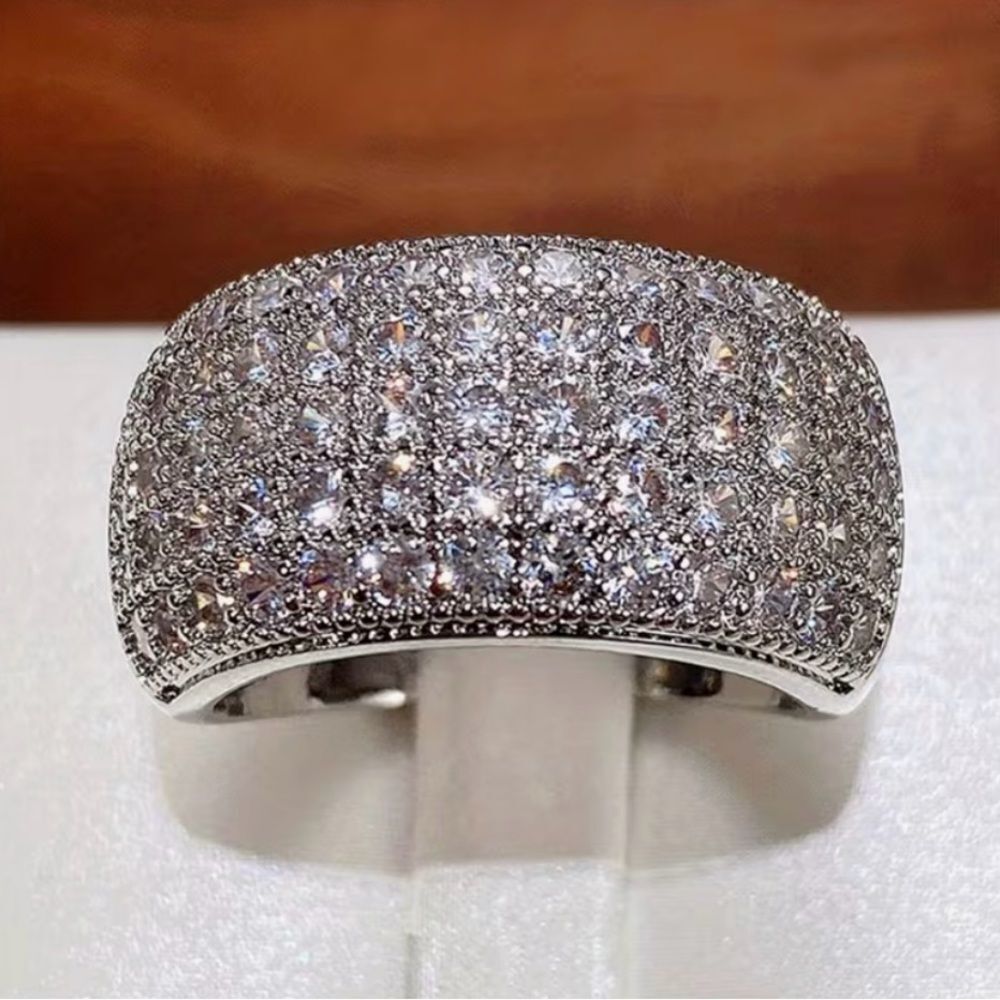 💕 Elegant Silver Band with rows of Swarovski Crystals Women's Ring 💕 - Picture 5 of 9